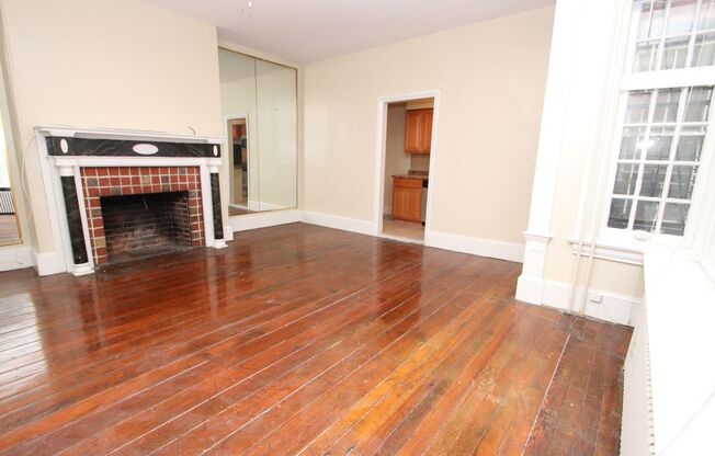 Fabulous Studio w/ Great Natural Light!*Available September*