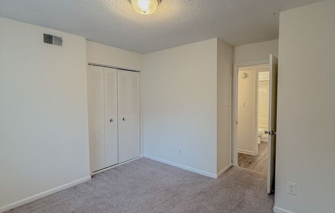 2 beds, 1 bath, 800 sqft, $1,015, Unit J3