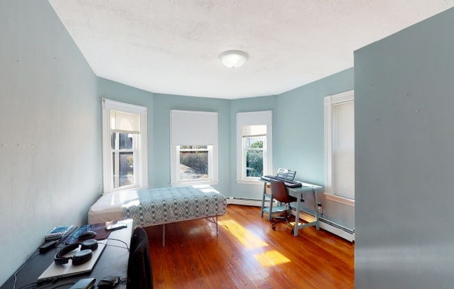 3 beds, 1 bath, $3,975, Unit 2L