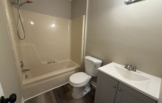 2 beds, 1 bath, $1,085, Unit B