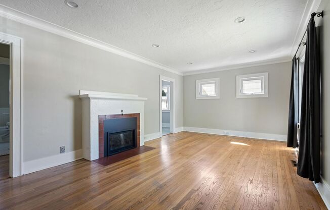 Lovely 2-bdrm/1-bath home w/ updates in close-in SE—Fenced yard, A/C, parking, great location