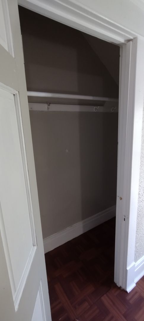 3 beds, 1 bath, $1,400, Unit 3