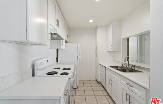 2 beds, 2 baths, 990 sqft, $2,395, Unit G111