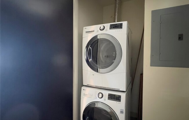 1 bed, 1 bath, 990 sqft, $3,200, Unit 606