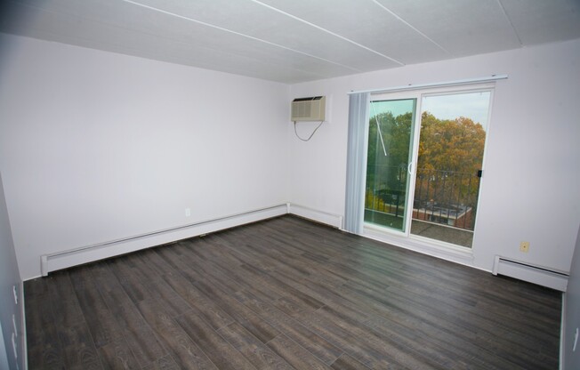 1 bed, 1 bath, 650 sqft, $999, Unit 702-R