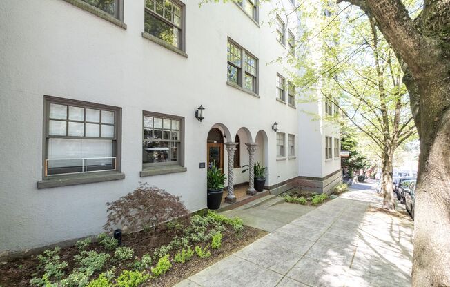 Studio, 1 bath, 425 sqft, $1,090, Unit 104