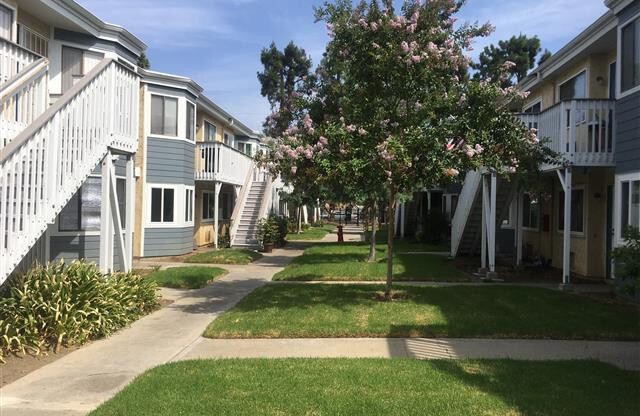 Gated Upstairs 2BD/2BA Condo, 2 Gated Reserved Parking Spaces, Community Pool & Jacuzzi, Available Now!