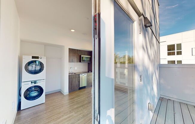 Studio, 1 bath, 355 sqft, $1,550, Unit 421