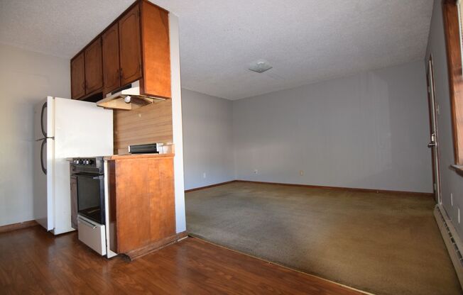 1 bed, 1 bath, 627 sqft, $525, Unit 1300 Country Club Ave