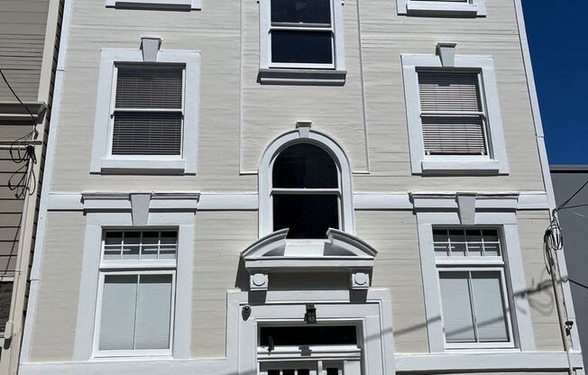 Sunlit Top Floor Jr. One Bedroom apartment home in Hayes Valley