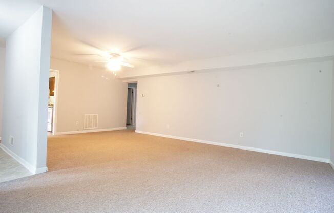 3 Bed/2 Bath Townhouse. On Bus Route to Campus. Parking.