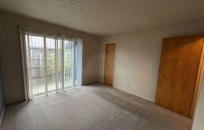 1 bed, 1 bath, $725, Unit 1305 Willow Springs Rd Unit C