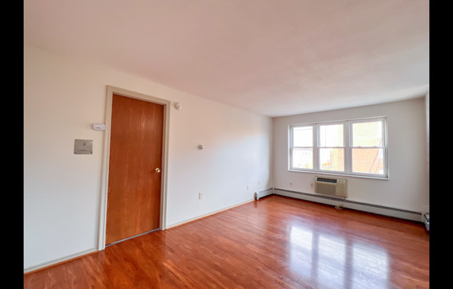1 bed, 1 bath, 463 sqft, $1,300, Unit C10