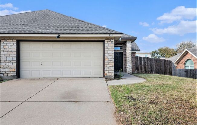 Discover your new home in this spacious 3-bedroom, 2-bath duplex located in the charming city of Weatherford, TX.