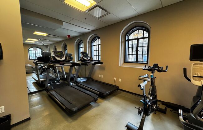 2 beds, 1 bath, $2,200, Unit 404