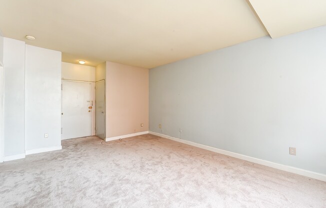 Charming & Bright Studio at River Place North, Includes Parking!