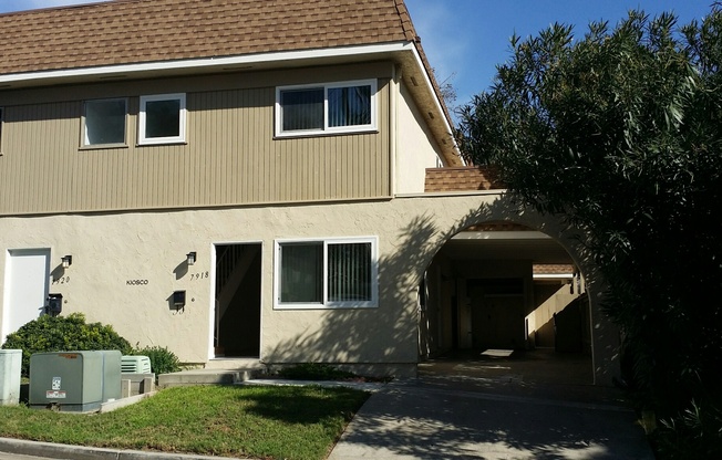 UTC Duplex 1475 Sq Ft 3 bedroom 1.5 ba wood floors