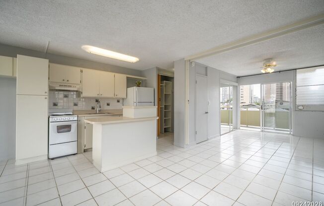 $2,100 / 1br - 423ft2 - Well Maintained 1BR/1BA/1PKG unit in Apt (Honolulu)