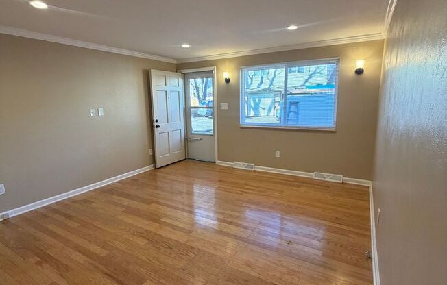 2 Bedroom 1 Bath Townhome - Lakewood!