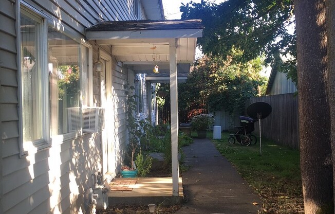 (894) 5th Ave Tri-Plex - 2 Bedroom / 1.5 Bathroom