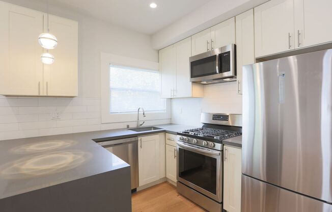 OPEN HOUSE: Sunday (7/13) 2:30pm-3:00pm. Renovated 1BR/1BA on the west side of Lake Merritt, Shared Laundry, Small pets considered (1568 Madison #2)