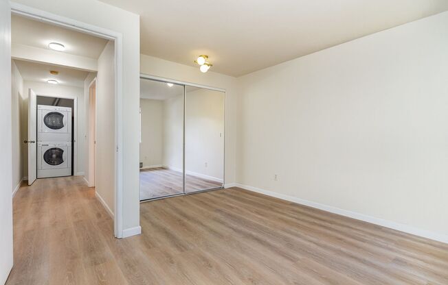 Modern 2-Bedroom Townhouse-Style Condo with Private Yard in Prime Kirkland Location