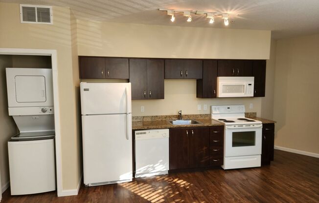 Studio, 1 bath, 448 sqft, $1,285, Unit 3-411