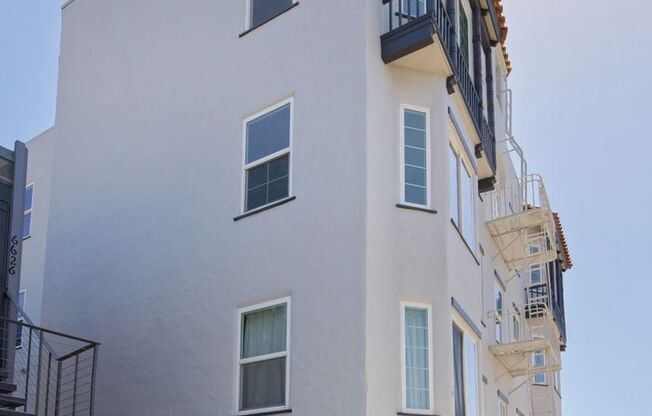 Studio, 1 bath, 300 sqft, $1,912, Unit 103