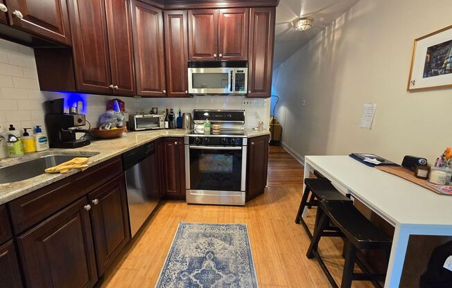 DELIGHTFUL 2 BEDROOM QUEEN VILLAGE TOWNHOUSE