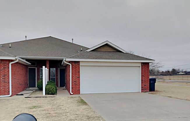 Very Nice 3 Bedroom 2 Bath Duplex in Yukon Schools