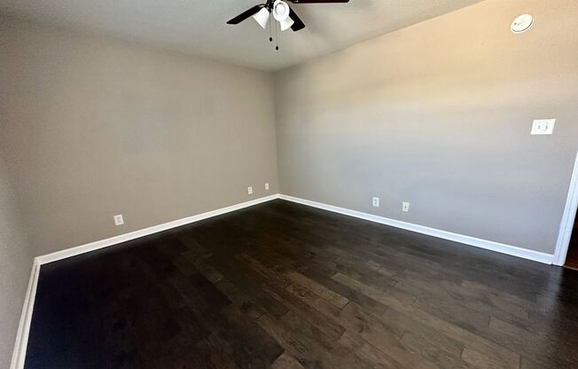 2 beds, 1 bath, 800 sqft, $925, Unit F