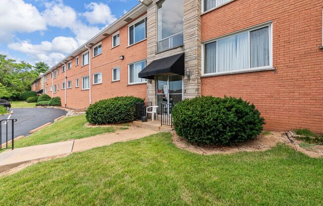 1 bed, 1 bath, 700 sqft, $950, Unit 2B