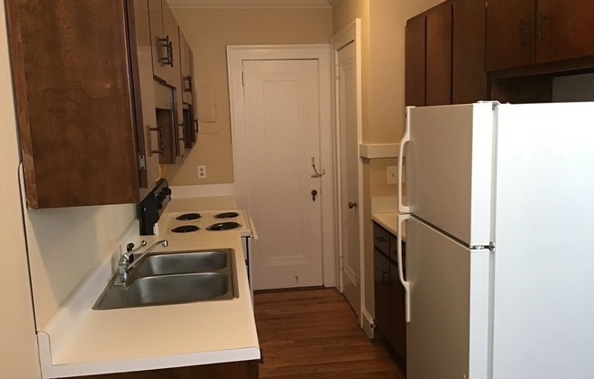 1 bed, 1 bath, $750, Unit 203-4 E 4th St