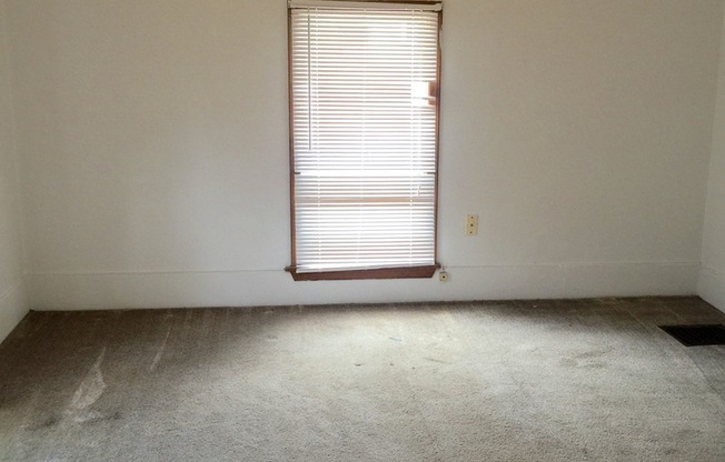 3 beds, 1 bath, $1,600, Unit 3