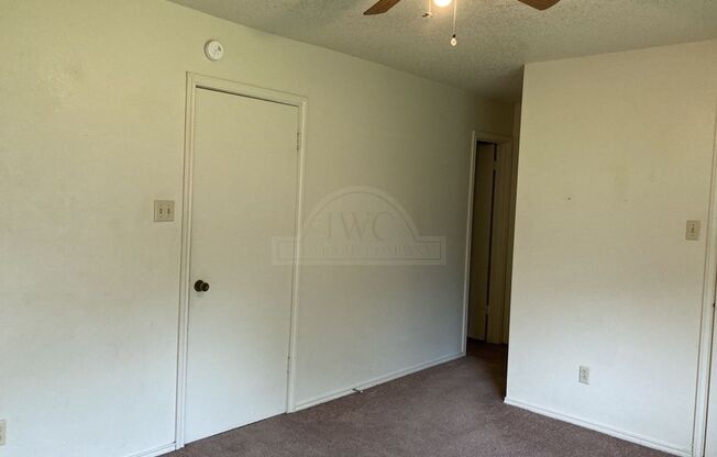 2 beds, 1.5 baths, $995, Unit 4504 Lago Cir Unit B