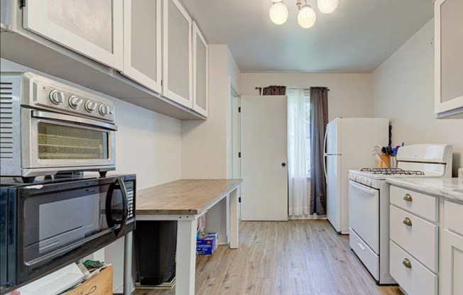 2 beds, 1 bath, $1,325