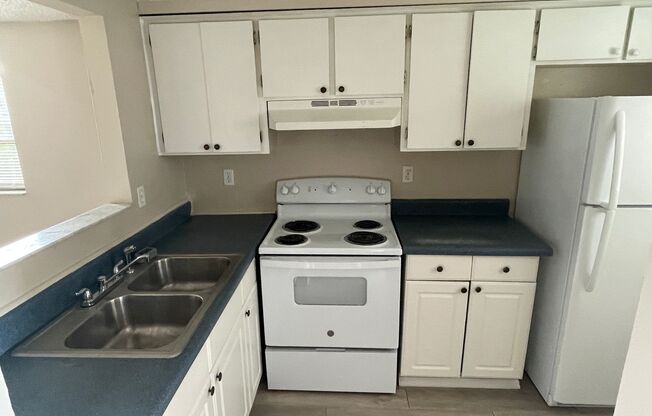 2/1 1/2 Duplex Apartment with Back Yard