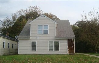 Second floor two bedroom apartment in Portland- Section 8 accepted