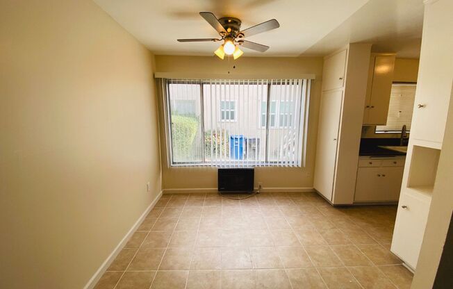 497 - 10851 MOORPARK ST