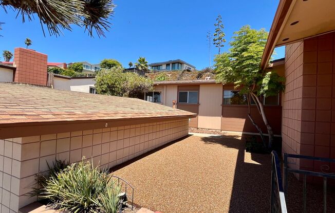 4 Bedroom 2.5 Bathroom Home, Newly renovated Modern finishes Bay and ocean water views Open layout