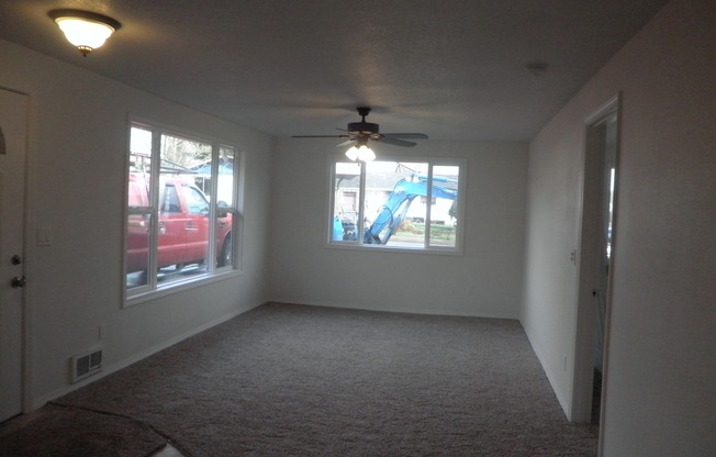 VIDEOTOUR: Nicely Renovated! Granite Countertops, Large Yard. PETS WELCOME