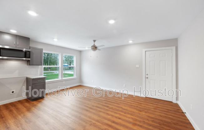 8217 CRESTVIEW DR