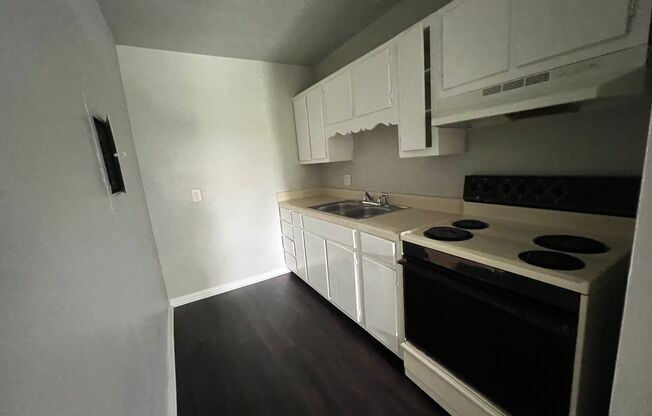 1 bed, 1 bath, 560 sqft, $1,135, Unit 25