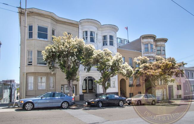 Russian Hill - 3 BR, 1 BA Condo 1,125 Sq. Ft. - 3D Virtual Tour, In-Unit Washer & Dryer