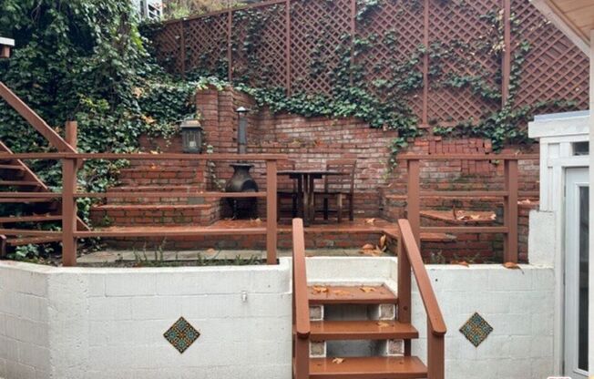 1636 N BEVERLY GLN BLVD