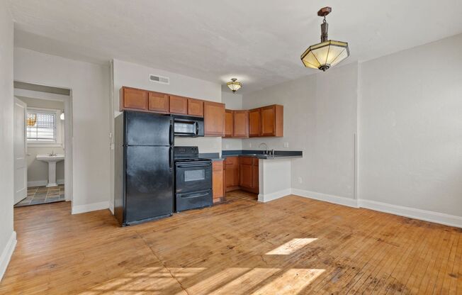 2 beds, 1 bath, 857 sqft, $1,025, Unit 11