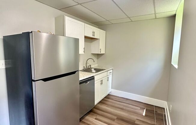 Recently Renovated 2 Bed, 1 Bath Apartment in Uptown - Available 8/10!