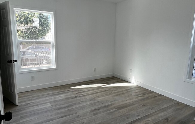 1125 W 43 ST