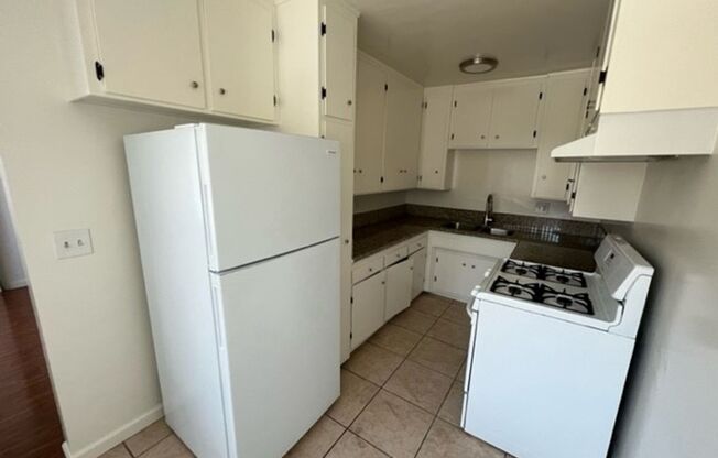 2 beds, 1 bath, $2,425, Unit 08