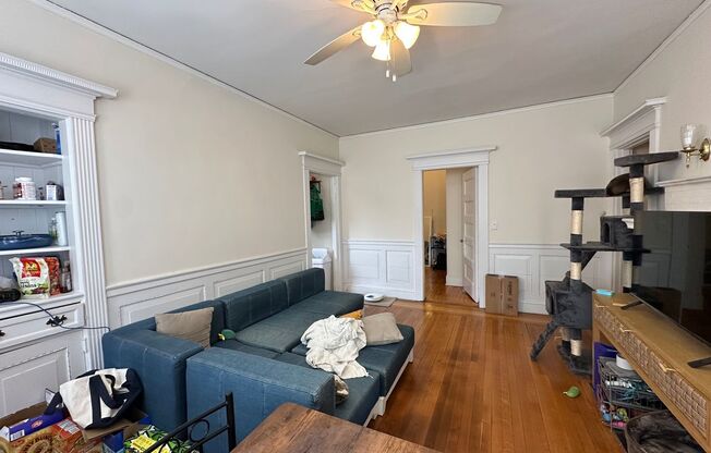 2 beds, 1 bath, 750 sqft, $3,200, Unit 33